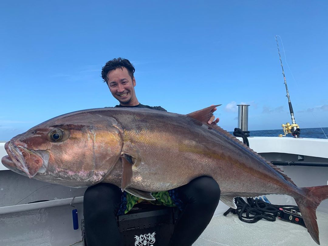 カンパチの引きは強烈 遊漁船サンライズ 新海 玄界灘の釣り